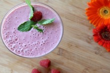 Smoothie cu zmeură, banană şi lapte de cocos