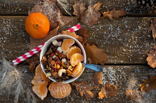 Gustare delicioasă cu nuci, fructe uscate şi mandarine