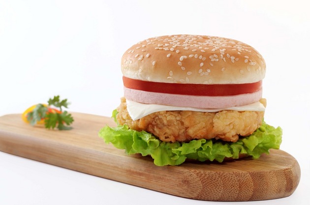 Reclamele la junk-food: cum îi influenţează pe copii şi adulţi