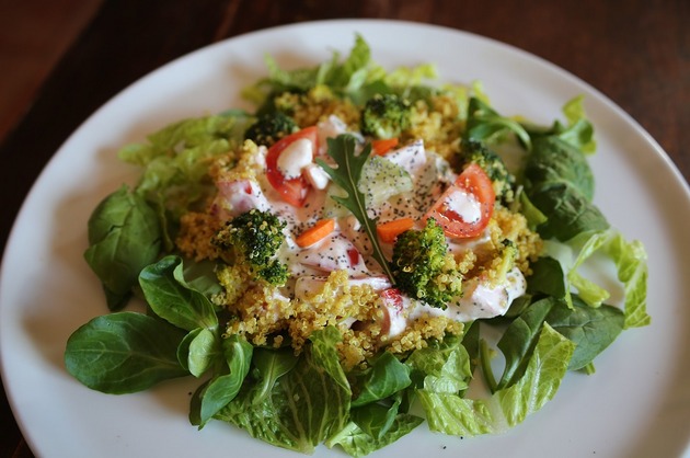 Salată cu quinoa şi broccoli