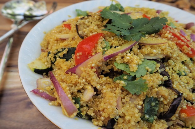 Salată de quinoa şi legume